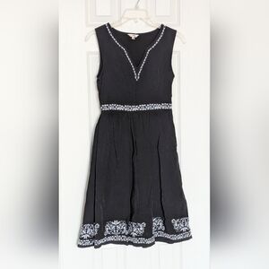 Women's (Size 4) Sleeveless Black V-Neck Midi Dress w/White Embroidered Accents